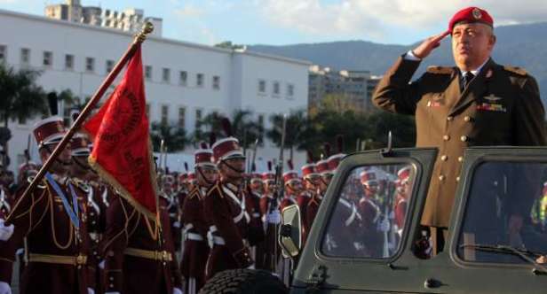 48117434216chavez_militar1362531366