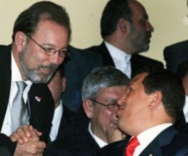 El músico panameño Rubén Blades saluda al Comandante Chávez. Foto Archivo