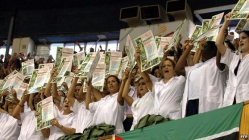 7-mayo.medicos-cubanos-con-diploma1-580x326