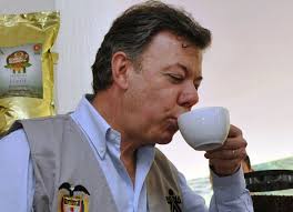 santos tomando cafe