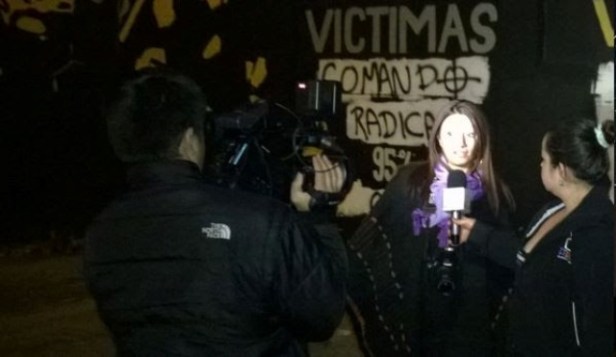 Una joven hace la denuncia ante los periodistas en el lugar