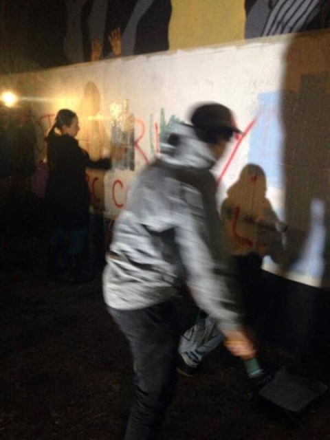 Brigada de jovenes voluntarios en minutos tapa los mensajes amenazantes