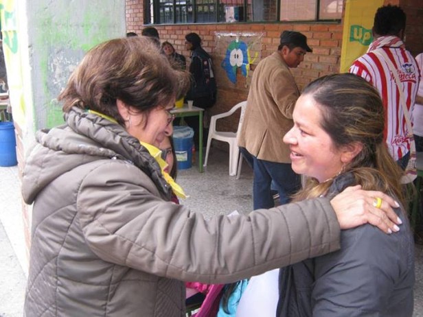 Aida dialoga con una habitante de C. Bolivar