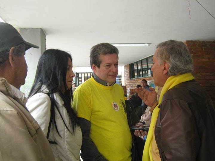 Dr. Alirio Uribe y Jaime Caycedo en diálogo con líderes locales