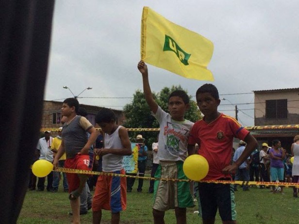 Niños enarbolan la bandera UP