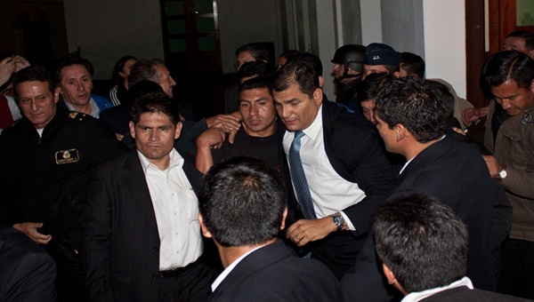 Seis policías fueron sentenciados a 12 años de reclusión mayor por tentativa de asesinato al presidente de Ecuador.