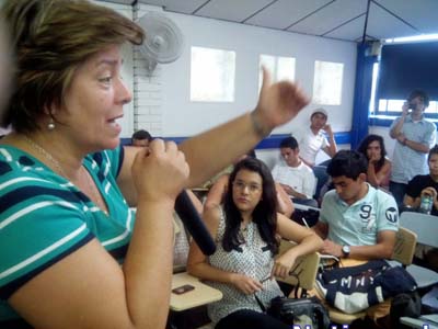 Gloria-Ins-Ramrez-con-estudiantes-universitarios