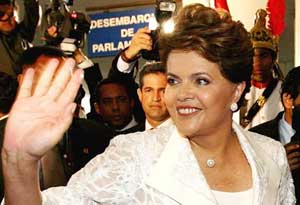dilma-saluda