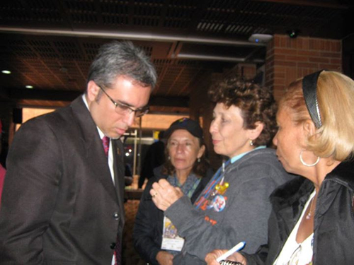 Guillermo Ojeda dialoga con asistentes al evento de solidaridad con la revolución cubana