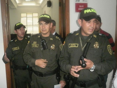 Tolima-policia-impide-ingreso-audiencia-foto-nelosi