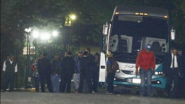 Autobuses en los que arribaron los familiares de normalistas permanecen afuera de Los Pinos. (Foto: La Jornada)