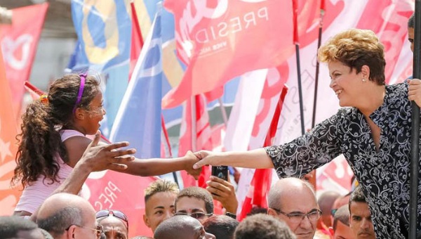 Rousseff acapara el 52 por ciento en la intención del voto válido, mientras su adversario Neves acopia un 48 por ciento de respaldo. (Foto: EFE)