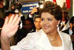dilma-saluda