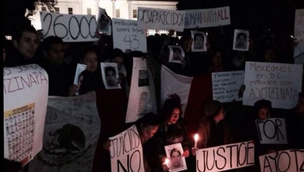 Durante la visita a las afueras de la Casa Blanca, se encendieron velas y se leyeron los nombres de los estudiantes desaparecidos. (Foto: @BEstefan)