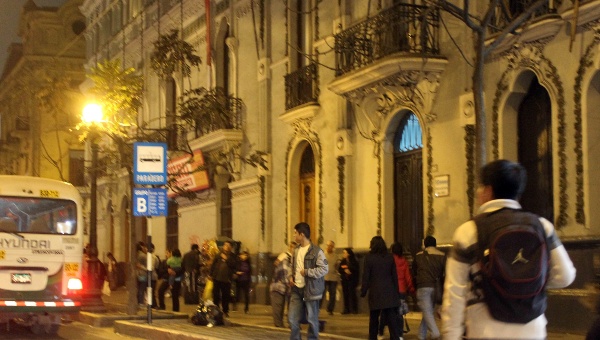 Personas transitan por una calle luego de un seísmo, en la ciudad de Lima. (Xinhua)