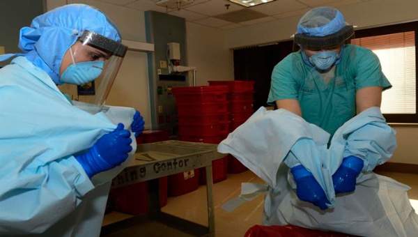 Una enfermera francesa, que trabajó en Liberia para Médicos Sin Fronteras, logró superar el ébola en Francia. (Foto:EFE)