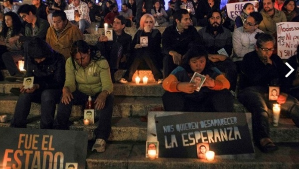 Los mexicanos han realizado diferentes veladas para exigir justicia por Ayotzinapa. (Foto: La Jornada