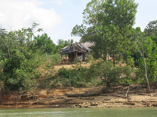 Rancho campesino en Urrá. Aquí no llegan las riquezas que produce el complejo hidroléctrico.