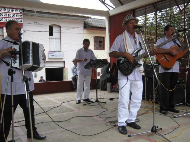 Presentación artistica del Grupo Hermanos Diaz