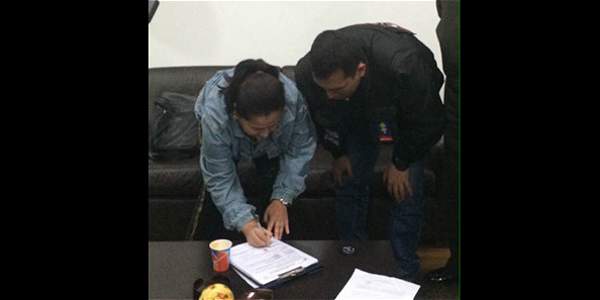 Momento en el que María del Pilar Hurtado firma el acto de entrega a la justicia en Panamá. Foto: Archivo Particular