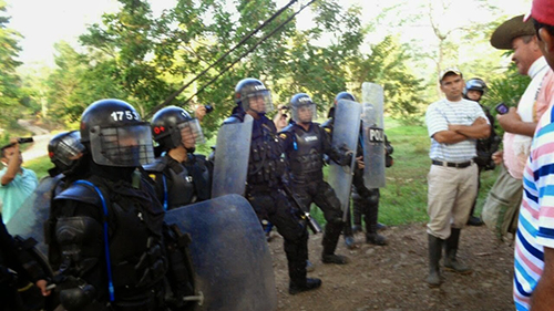 lideres campesinos tratando de evitar confrontación velez