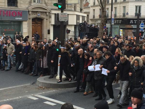 Marcha-Paris-equipo de Charlie Hebdo abre el cortejo.