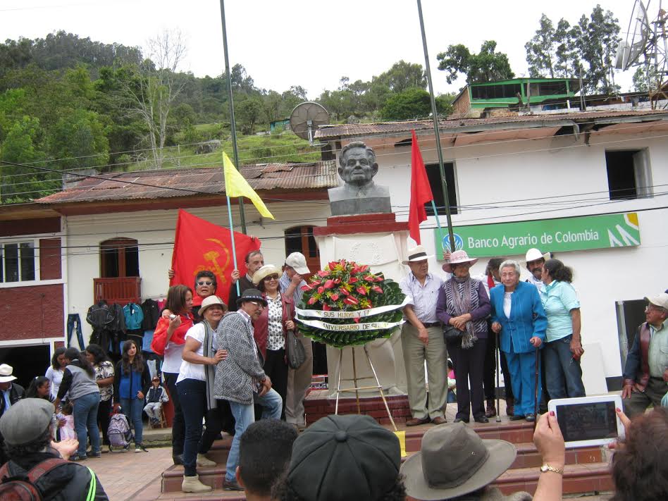 Ofrenda floral, monumento a Juan de la Cruz Varela, plaza de Cabrera. 