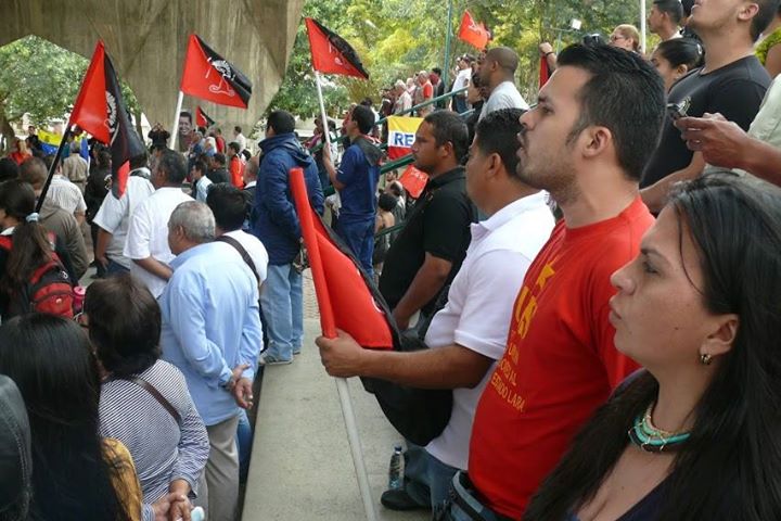 Venezuela de pie defiende la revolucion y el legado de Chavez