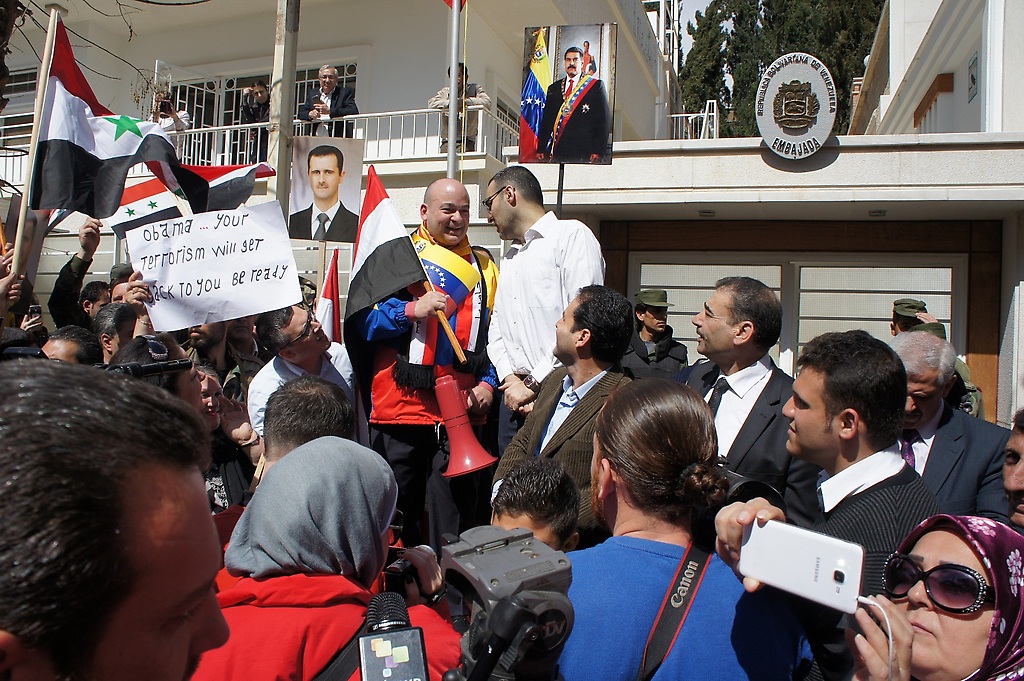 EL PUEBLO FUE RECIBIDO POR EL EMBAJADOR VENEZOLANO IMAD SAAB SAAB., QUIEN EXPRESÓ SU AGRADECIMIENTO EN NOMBRE DEL PUEBLO VENEZOLANO Y DEL GOBIERNO NACIONAL DE NICOLÁS MADURO, POR TANTAS EXPRESIONES DE SOLIDARIDAD EN LA LUCHA POR NUESTRA SOBERANÍA Credito: Prensa / Embajada de Venezuela en Siria