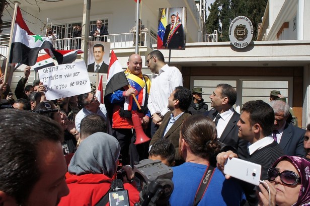 EL PUEBLO FUE RECIBIDO POR EL EMBAJADOR VENEZOLANO IMAD SAAB SAAB., QUIEN EXPRESÓ SU AGRADECIMIENTO EN NOMBRE DEL PUEBLO VENEZOLANO Y DEL GOBIERNO NACIONAL DE NICOLÁS MADURO, POR TANTAS EXPRESIONES DE SOLIDARIDAD EN LA LUCHA POR NUESTRA SOBERANÍA Credito: Prensa / Embajada de Venezuela en Siria