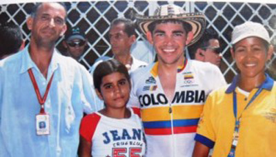 Jairo Holguín (izquierda), acompaña a deportistas de los juegos Centroamericanos y del Caribe.