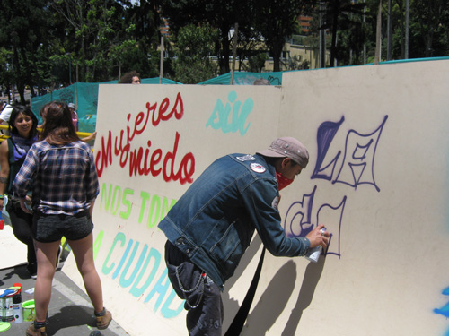 Jóvenes pintando un mural