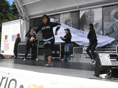 Grupo de baile en tarima
