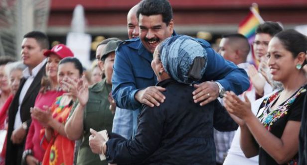 residente_y_mujeres_121425864637