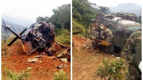 “Un Black Hawk blindado no se quiebra o se parte por unas minas quiebrapatas. El helicóptero fue derribado por las tropas guerrilleras”, dice la fuente de ANNCOL. ​