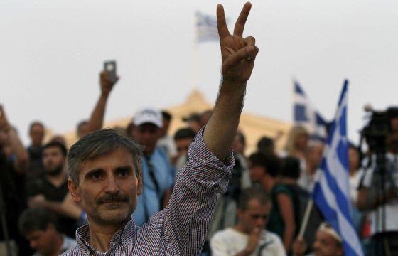 Ciudadanos griegos celebran el triunfo del NO