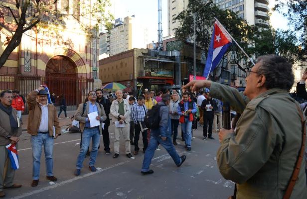 Poeta y escritor Armando Orozco en el plantón solidario