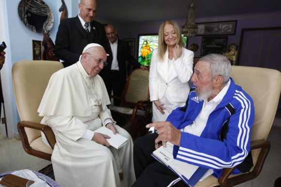 Fidel-y-el-Papa-conversan-animadamente-580x386