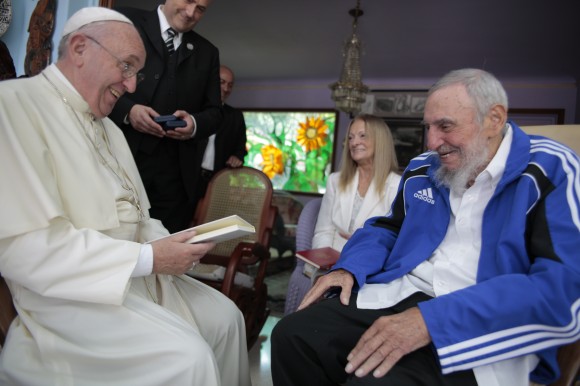 Fidel-y-el-Papa-Francisco-sonrien-580x386
