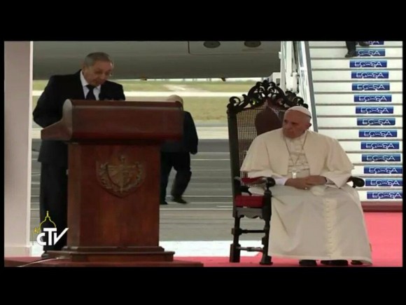 Habla-Raúl-en-recibimiento-al-Papa-Francisco-580x435