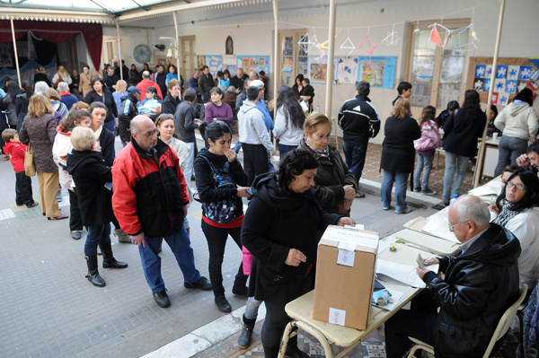 Télam Buenos Aires 14/08/2011 Las elecciones primarias abiertas, simultáneas y obligatorias se desarrollan con "absoluta normalidad" en todo el país, informó este mediodía el jefe de prensa del Comando General Electoral, teniente coronel Hernando Fredes. Foto: Leonardo Zavattaro/Télam/cb
