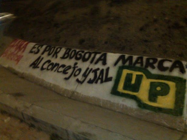 Aviso vistoso en calle principal de Sierra Morena