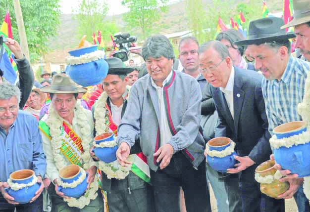 11 octubre 2015, Vila Vila, Cochabamba.- EL presidente Evo Morales junto al secretario General de la Organización de las Naciones Unidas (ONU) Ban Ki-moon y autoridades de Gobierno, en la entrega de obras y siembra de plantines, por la campaña “Mi Arbol” en este municipio. (Fotos: Freddy Zarco)