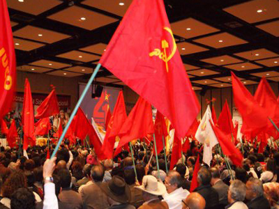 Banderas del PCC bien en alto or la paz y los cambios