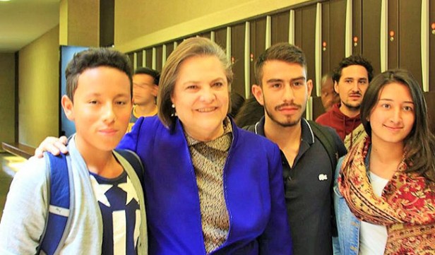 clara con estudiantes bogotanos