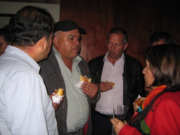 En el encuentro degustan copa de vino y rica empanada