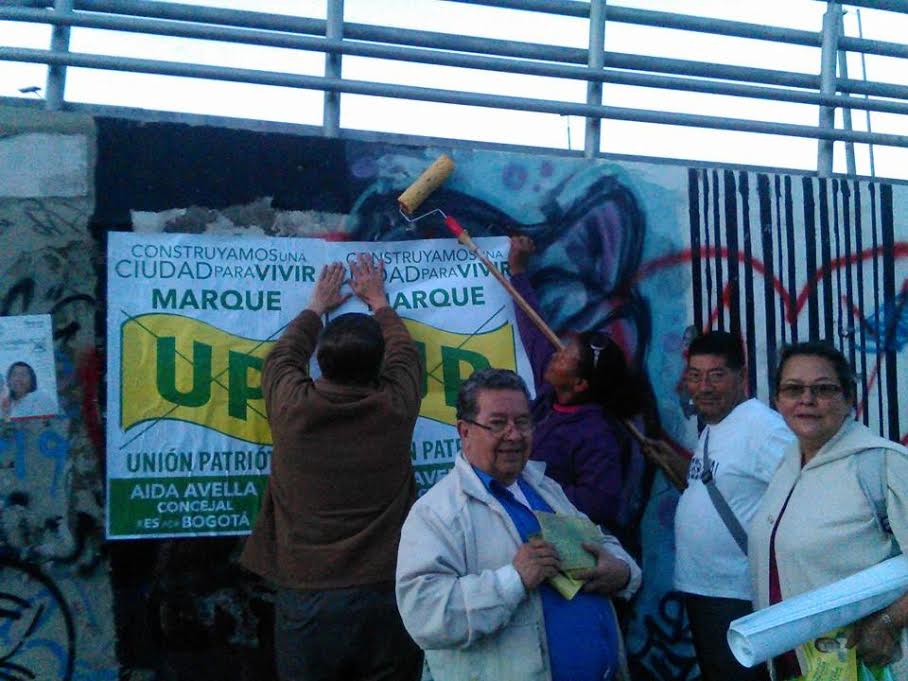 Hector Lozano y un grupo de trabajo voluntario