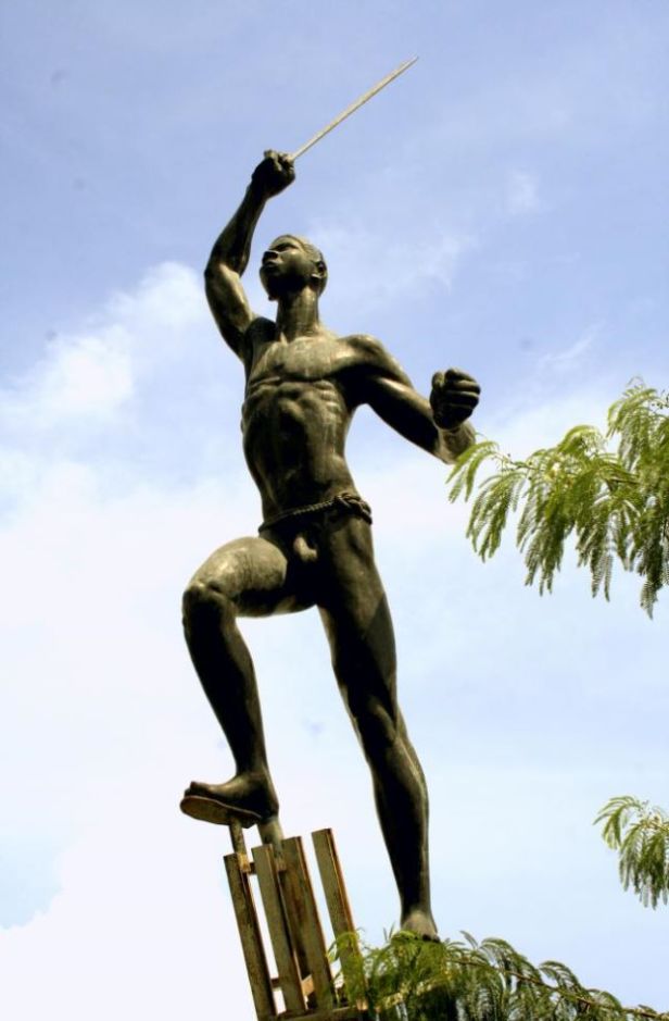 Este monumento a los obreros bananeros fue esculpido por el Maestro Rodrigo Arenas Betancourt