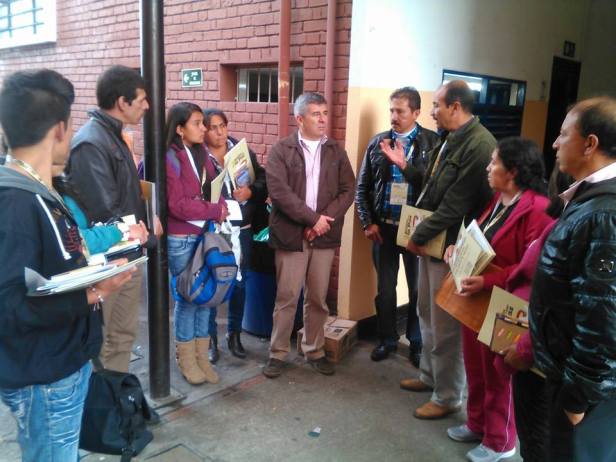 Campesinos de Tasco reunidos con Luis Jairo Ramirez asesor del sindicato petrolero USO.