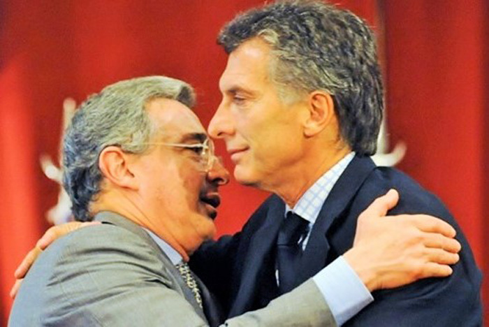 Abrazo fascista: Uribe y Macri. 
